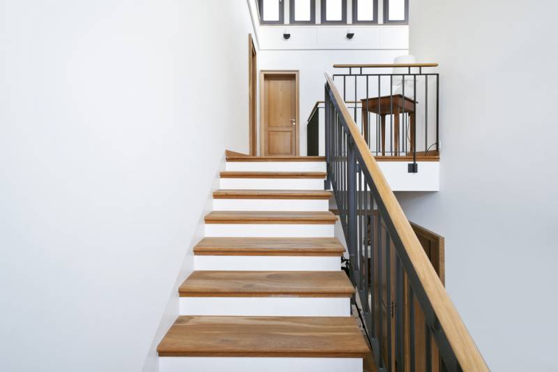 Pose d'escalier design dans ce batiment professionnel qui regroupe des bureaux à Marseille