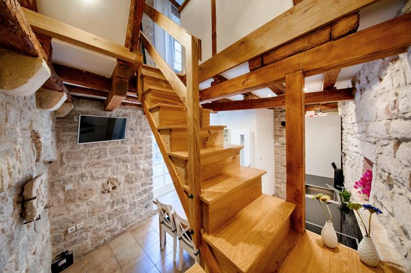 Pose d'escalier en bois design pour cette villa située à Marseille