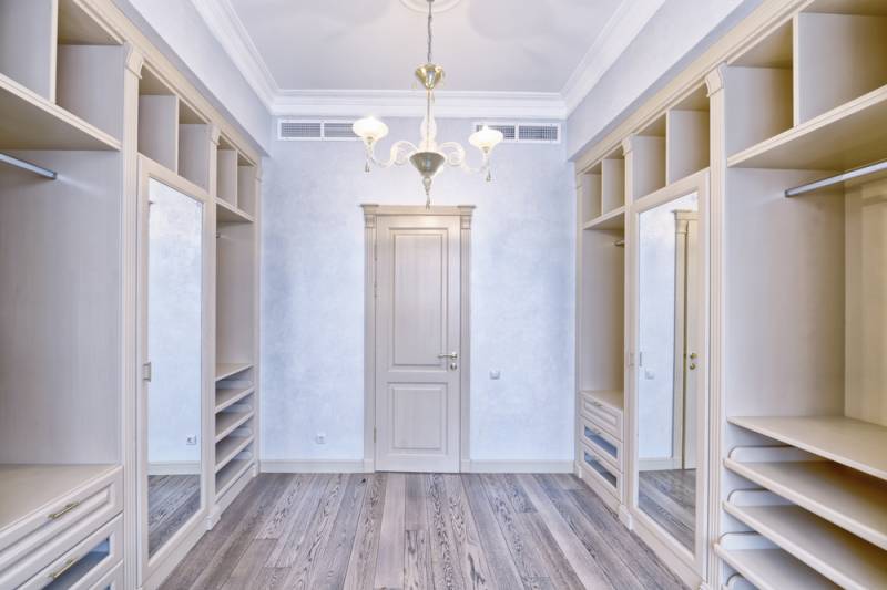 Les dressing ont été rajoutés dans un espace non utilisé. Des cloisons ont été misent en place. Travaux réalisés par la Société Arts et Bat située à Cuges les pins