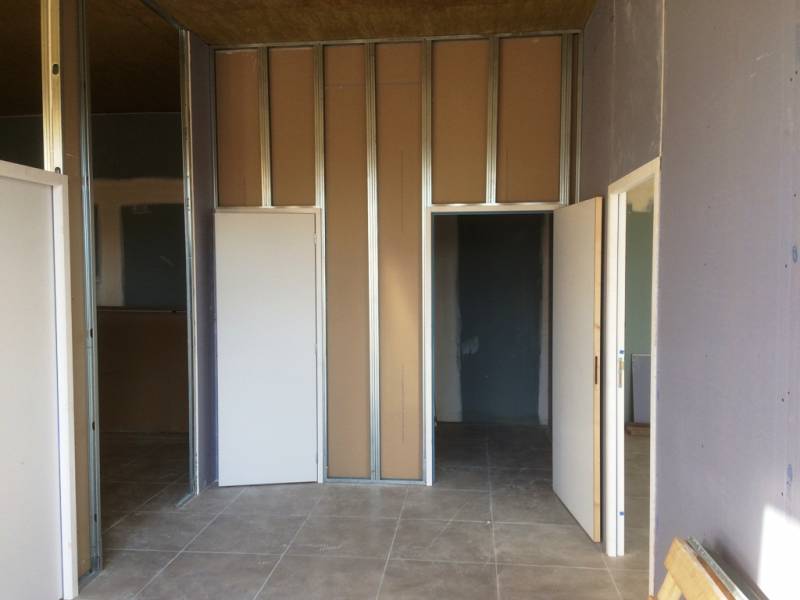 Rénovation et pose de cloison local professionnel à Marseille
