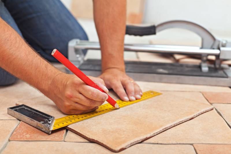 Mesure et pose carrelage aussi au sol, plafond, mur , villa région Sud Est