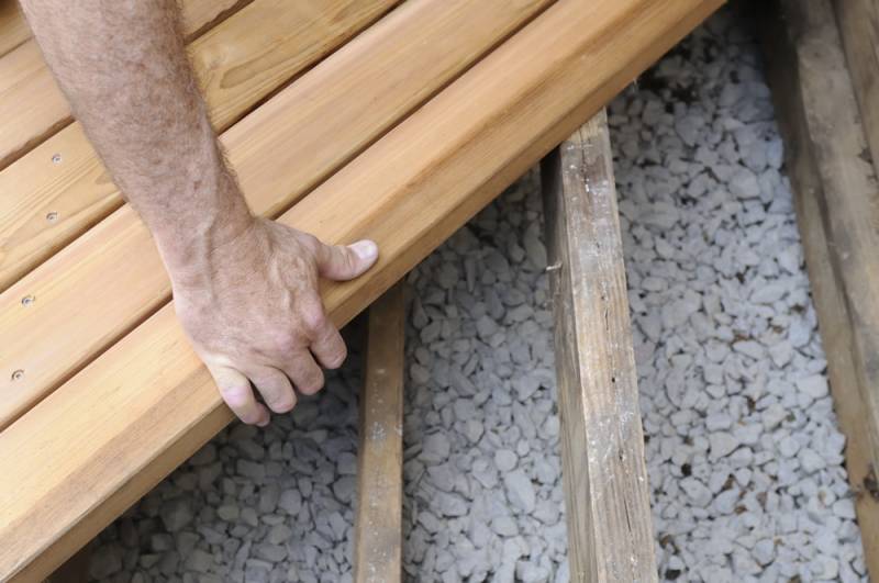 Une terrasse en bois à été posée dans cette villa située à Vitrolles