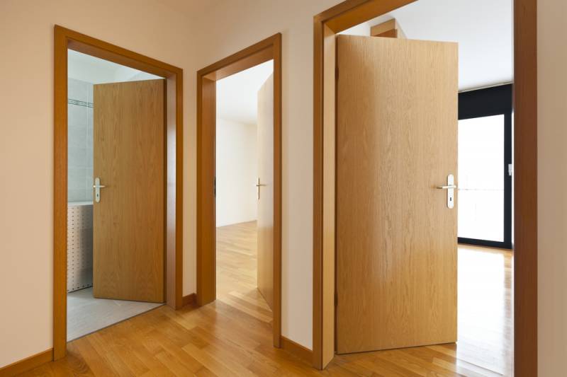 Pose de porte en bois dans une villa à Marseille 