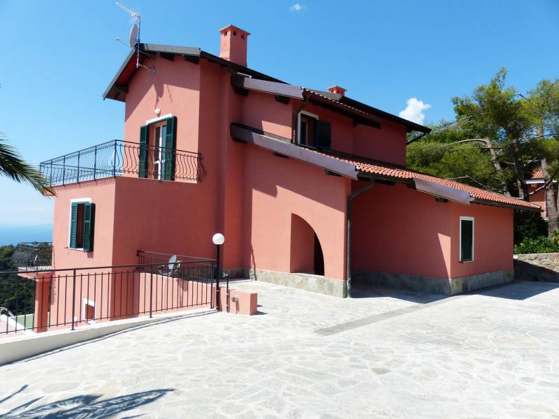 Pose de fenêtre et de volets pour cette villa située à Marseille par l'équipe Arts et Bat région PACA